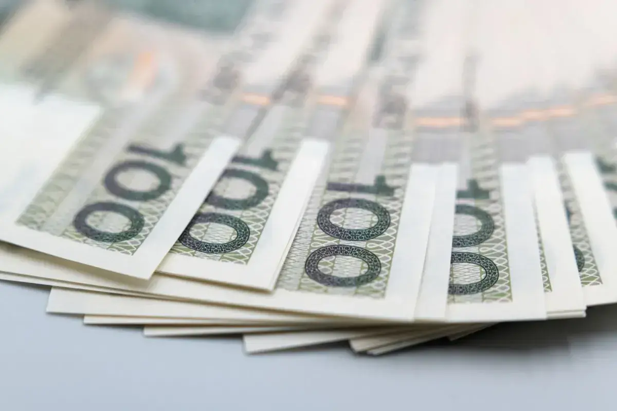 Stos banknotów 100 zł. Może symbolizować zasiłek stały dla osób z umiarkowanym stopniem niepełnosprawności.