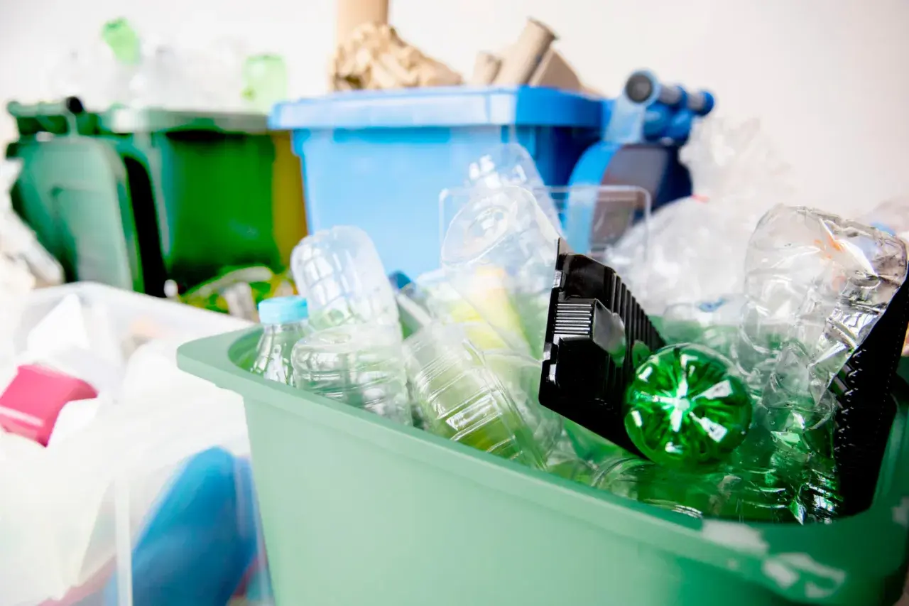 Segregacja odpadów plastikowych w pojemnikach, gotowych do odbioru zgodnie z kody odpadów BDO.