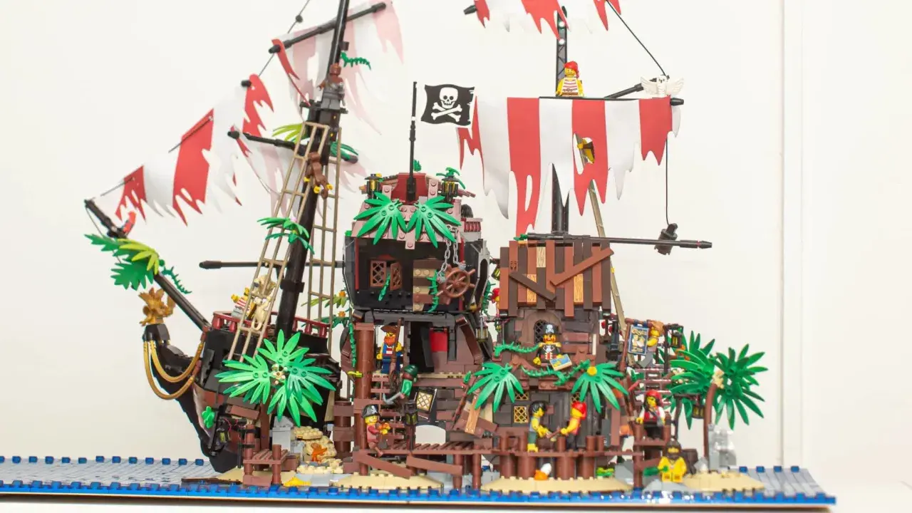 Ein detailreiches Lego Pirates MOC mit Piraten, Palmen und einem Schiff auf dem Wasser.