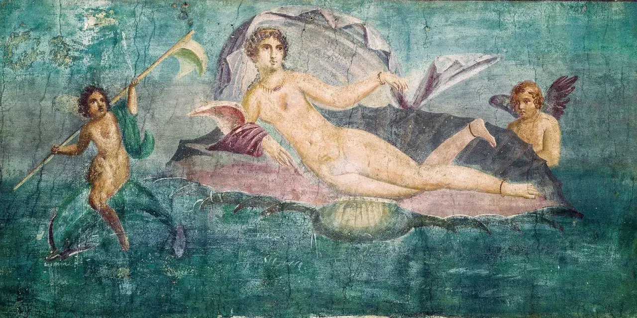Fresque romaine dépeignant Aphrodite sur une coquille, entourée d'un putto et d'un jeune homme. Une scène qui évoque l'histoire de la déesse de l'amour.
