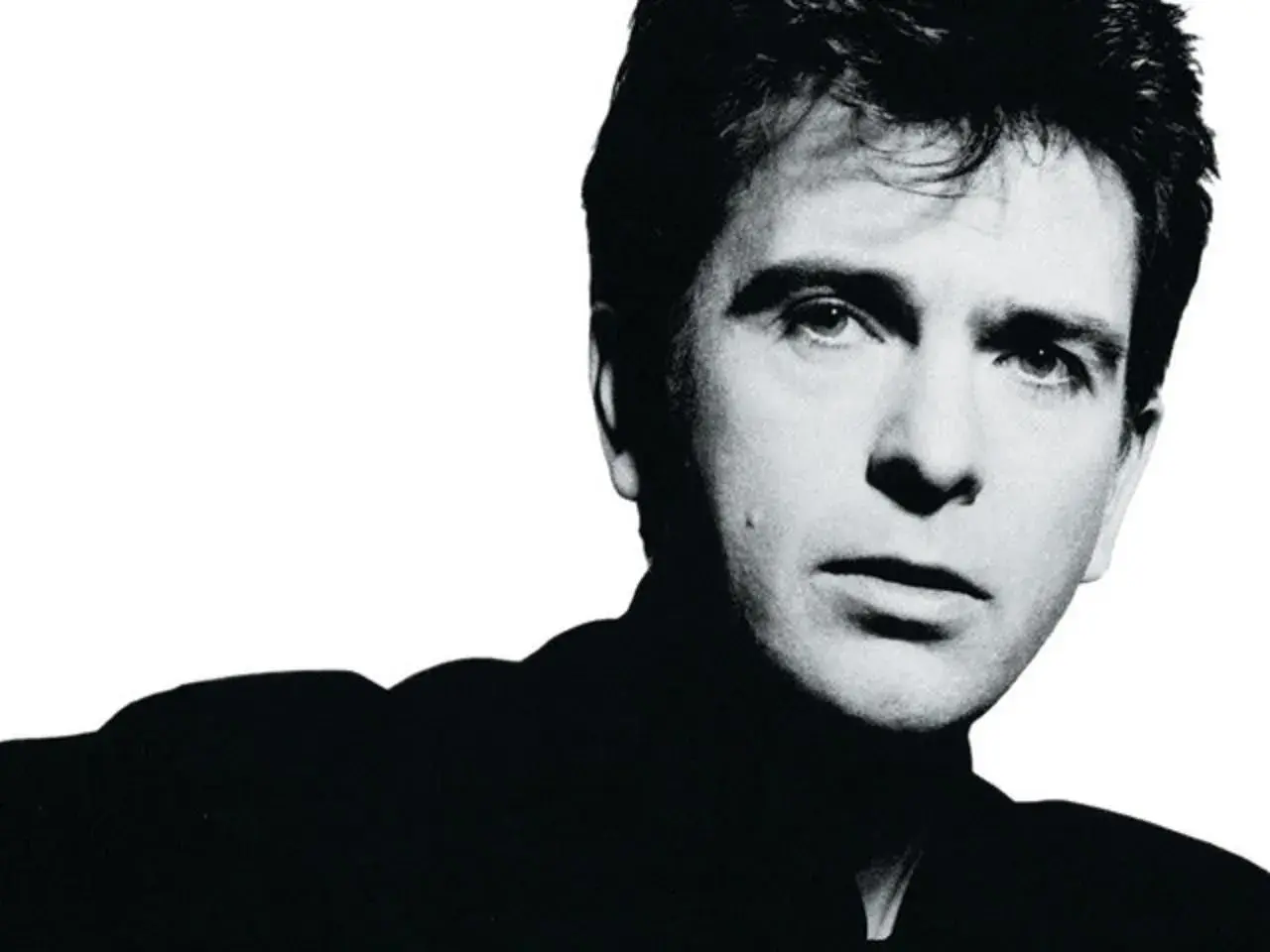 Portret Petera Gabriela, artysty znanego z niezapomnianych **peter gabriel utwory**. Jego spojrzenie przyciąga uwagę.