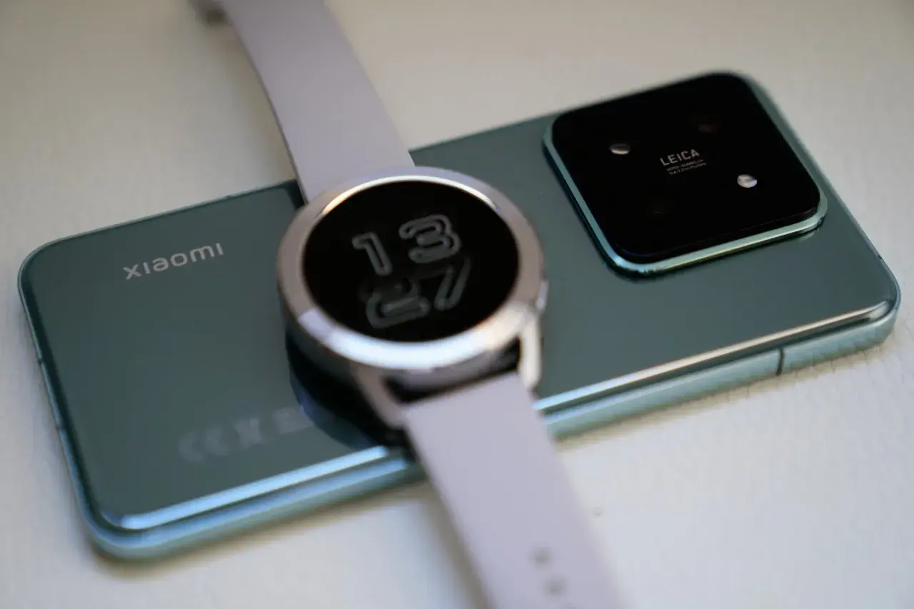 Smartwatch na zielonym telefonie Xiaomi. Dwie karty SIM, jeden numer – wygoda w nowoczesnym wydaniu.