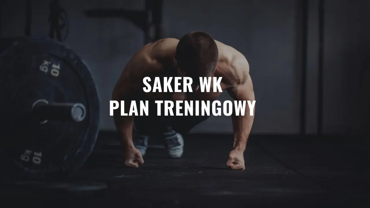 Saker WK - Twój plan treningowy na siłownię. Sylwetka mięśniaka w pozycji do ćwiczeń, obok talerz 10 kg.