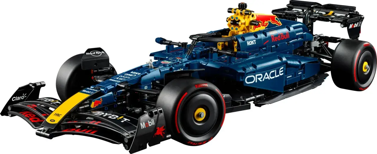 Ein detailgetreues Lego Red Bull F1 Modellauto in Dunkelblau mit gelben und roten Akzenten.