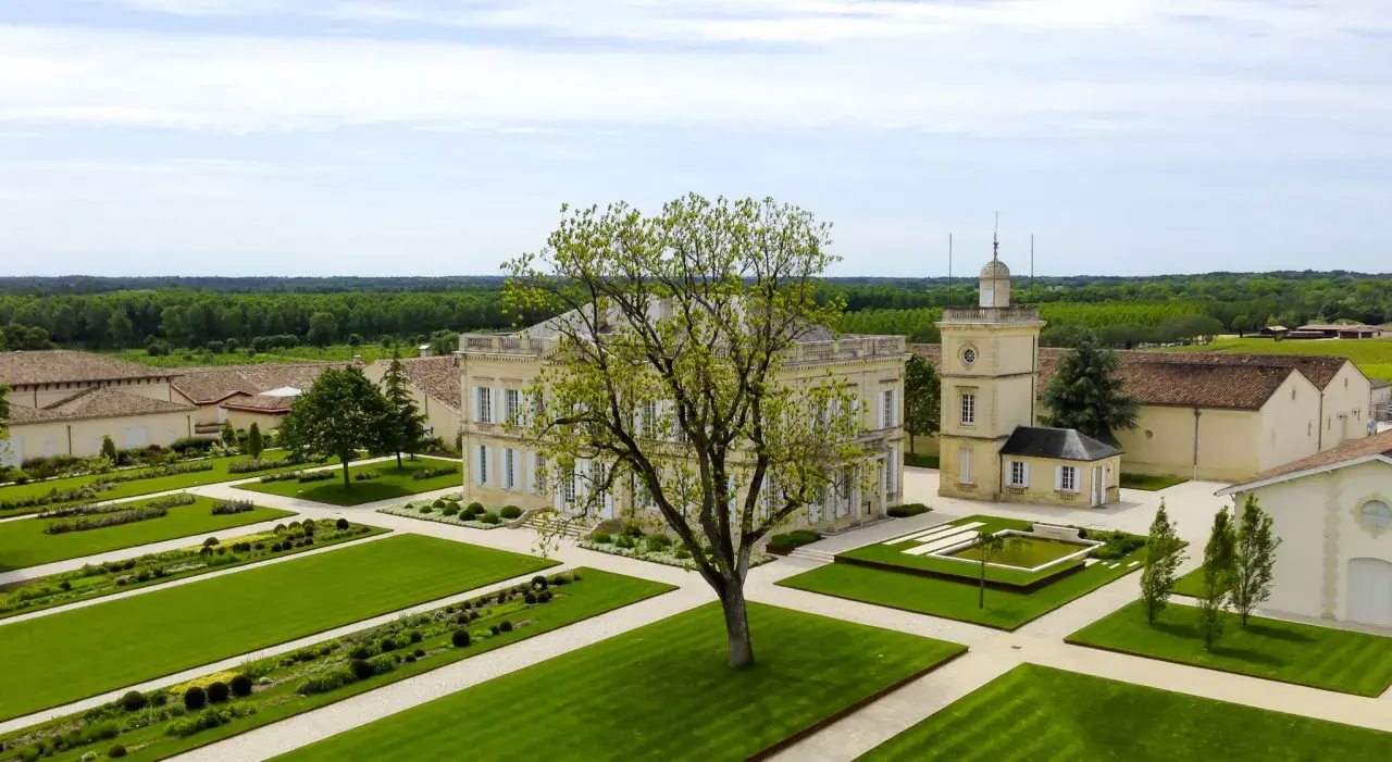 Magnifique domaine viticole sur la route des vins de Bordeaux, avec son château, ses jardins à la française et ses vignes à perte de vue.