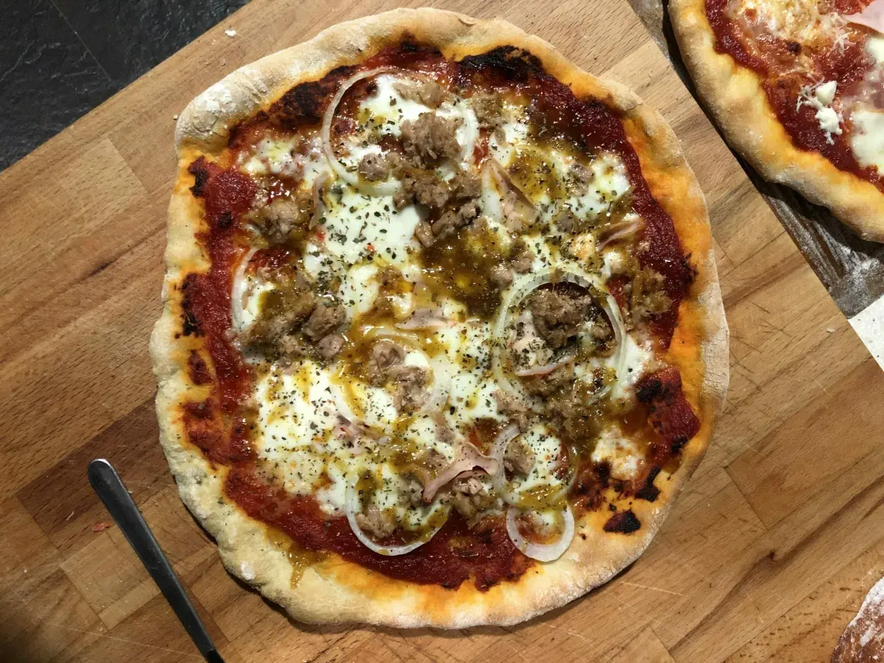 Pizza casera con carne desmenuzada, cebolla y queso. ¡Así se hace la levadura para una masa perfecta!