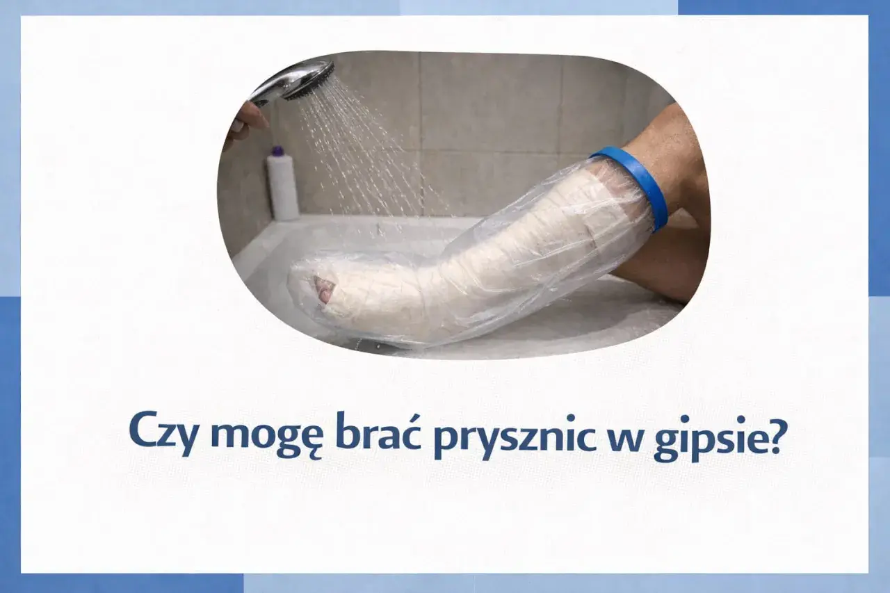 Osoba w gipsie na nodze bierze prysznic, chroniąc opatrunek folią. Dbanie o higienę pod gipsem jest kluczowe.