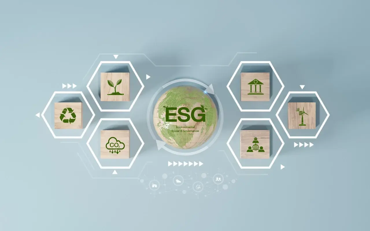 Grafika wyjaśniająca, esg co to jest: zielona ziemia z napisem ESG, otoczona ikonami symbolizującymi środowisko, społeczeństwo i ład korporacyjny.