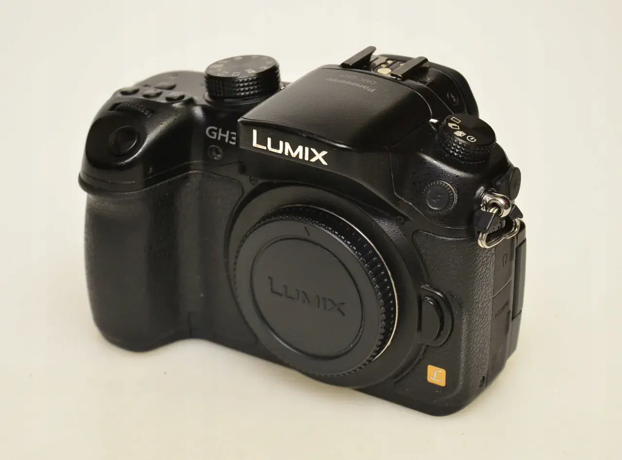 Czarny aparat Panasonic Lumix GH3 z obiektywem.