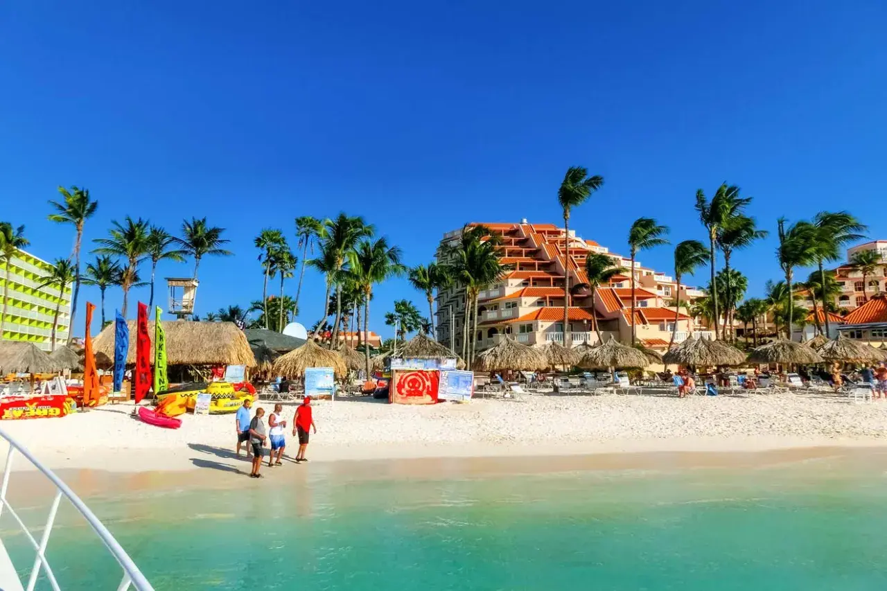Aruba, gdzie jest raj na ziemi! Biały piasek, palmy, turkusowa woda i hotel z pomarańczowym dachem. Idealne miejsce na wakacje.