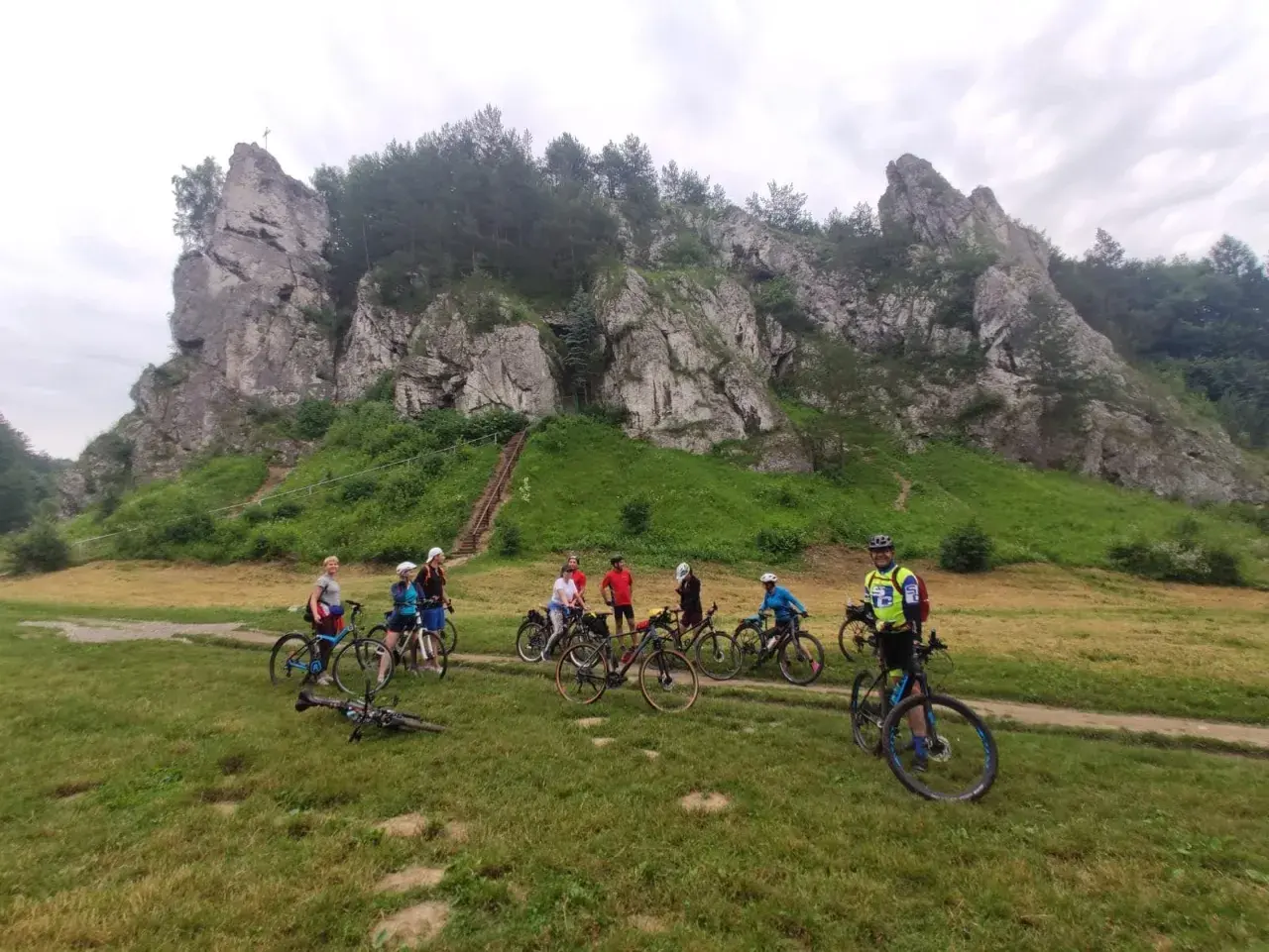 Grupa rowerzystów na tle skalnych ostańców. Jura Krakowsko-Częstochowska rowerem to wspaniała przygoda.