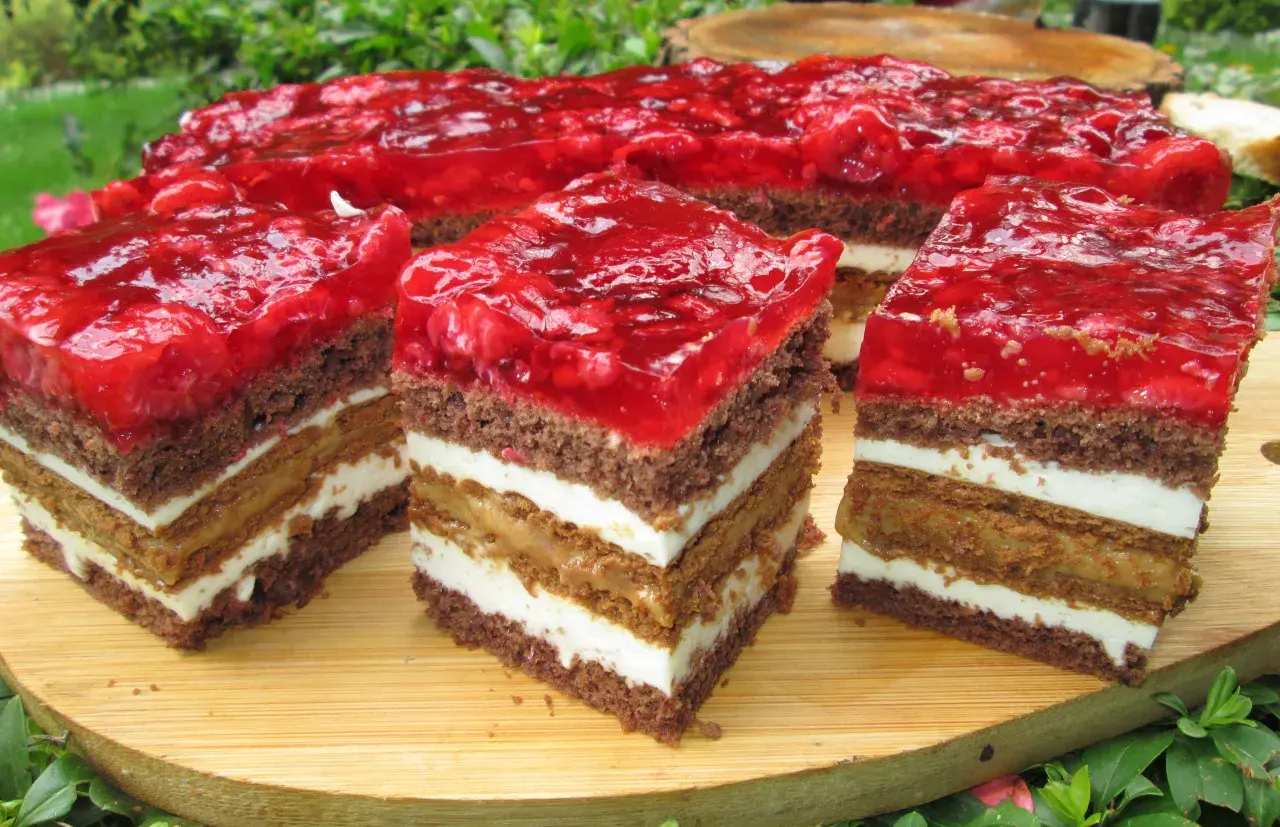 Pyszne ciasto Balladyna bez pieczenia z galaretką malinową i kremem. Idealne na letnie popołudnie.