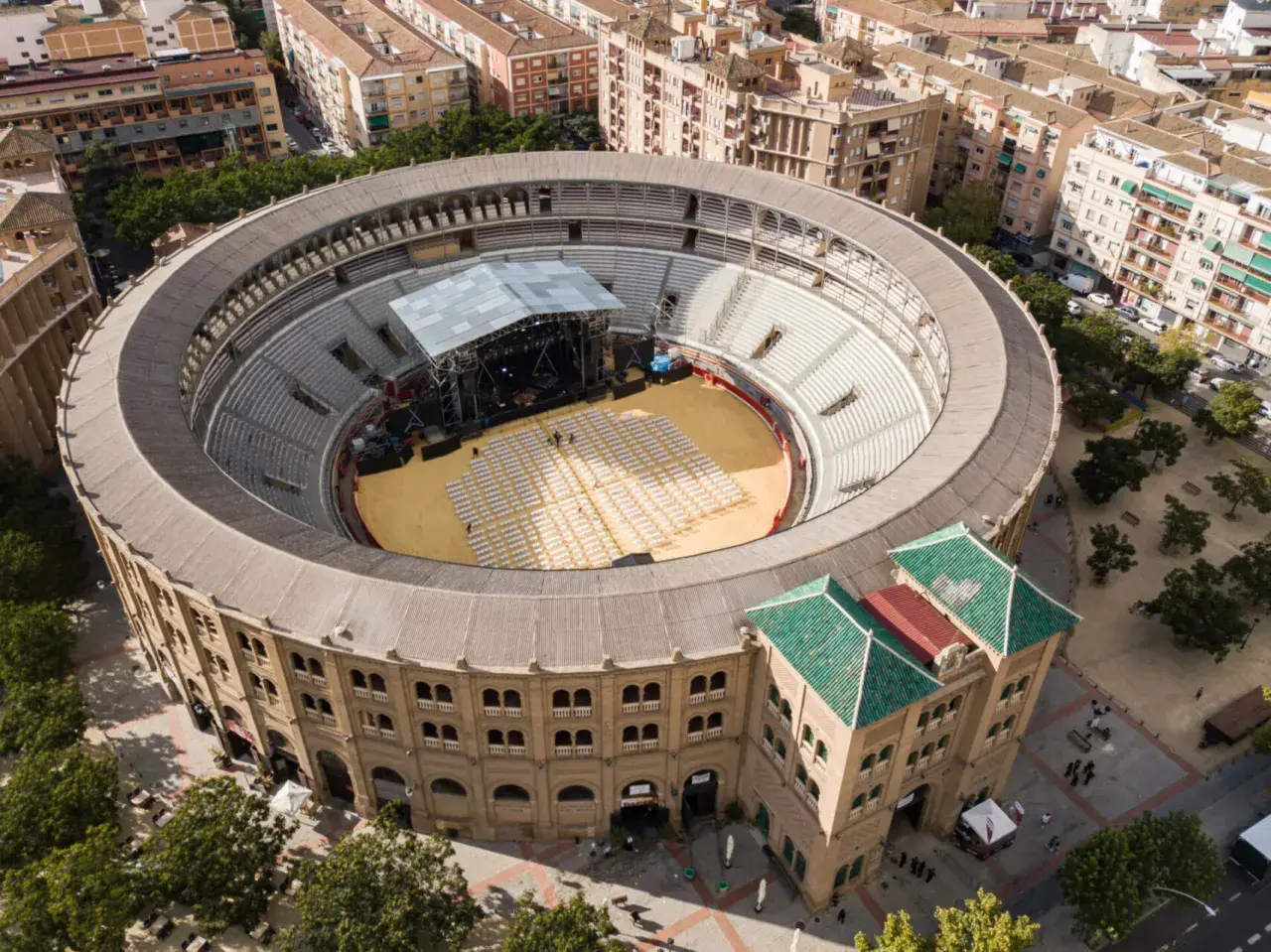 Vista aérea de la plaza de toros de Granada, lista para un evento. Su gran capacidad permite albergar a miles de espectadores.