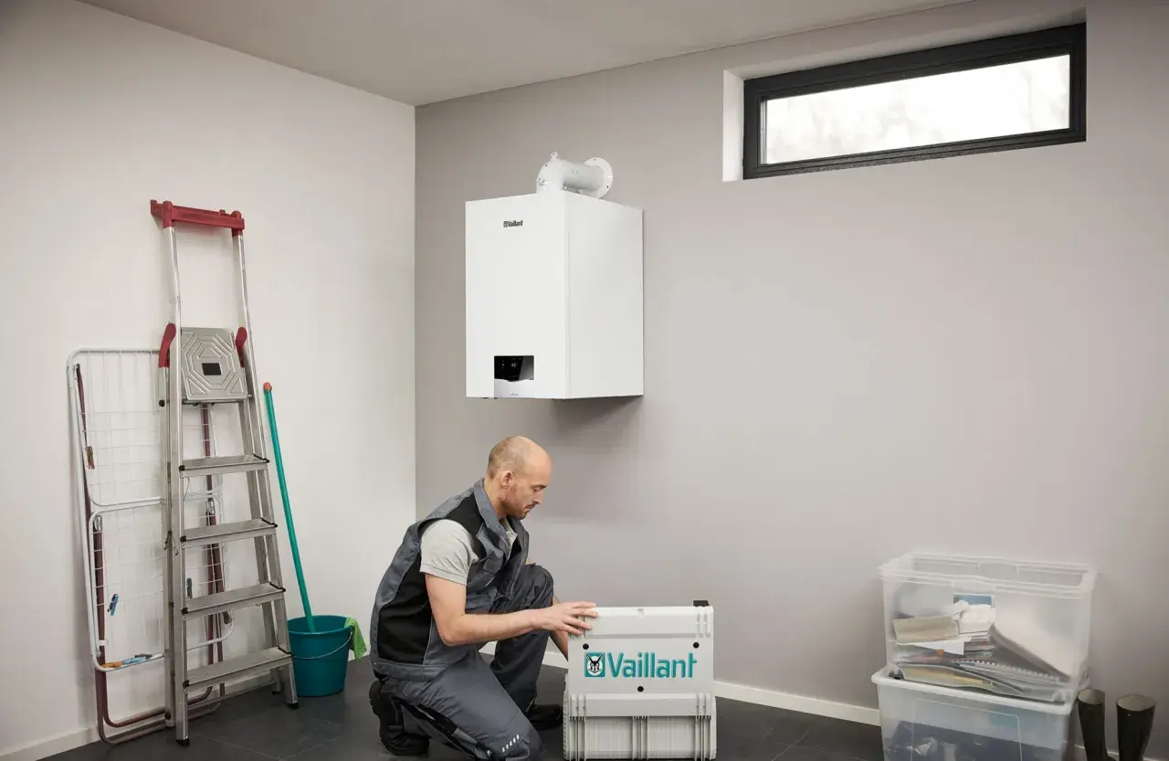 Instalator przygotowuje nowy piec gazowy Vaillant. Czy piec gazowy można odliczyć od podatku? Sprawdź ulgi termomodernizacyjne.