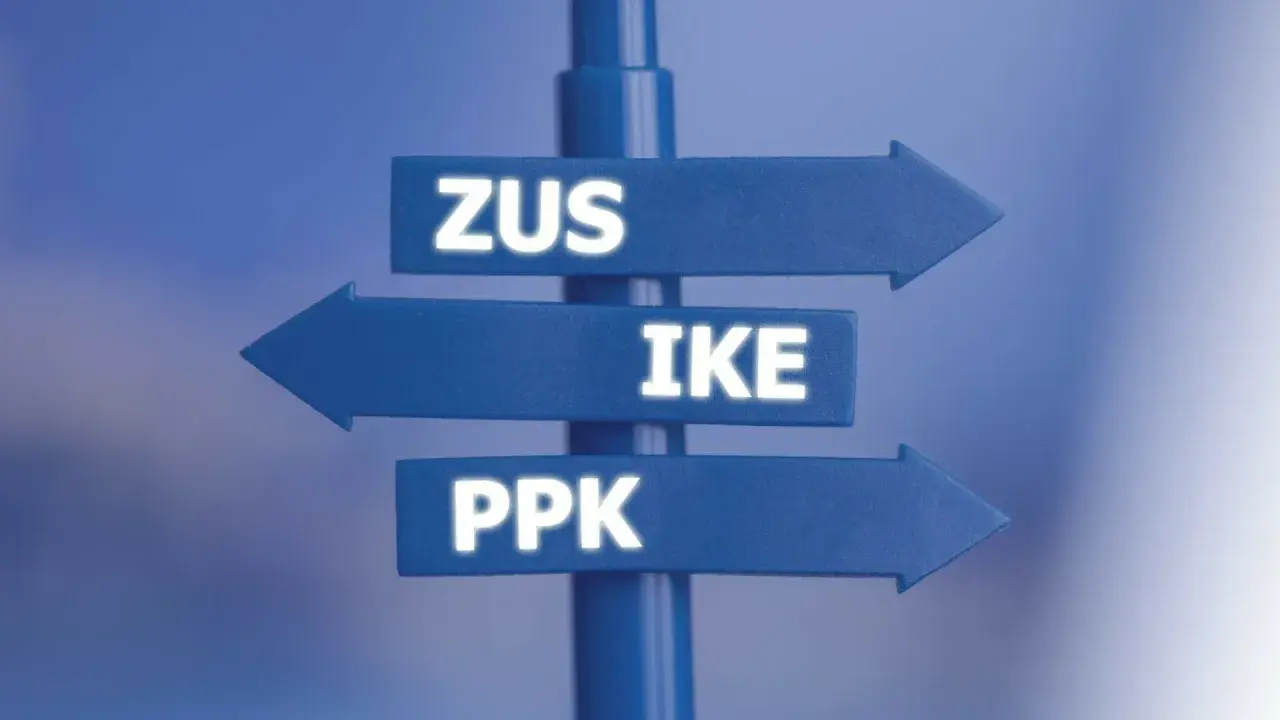 Niebieski drogowskaz z napisami ZUS, IKE, PPK. Co to IKE? Wybór ścieżki finansowej.