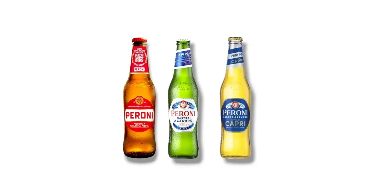 Drei Flaschen italienisches Bier von Peroni: Nastro Azzurro, Nastro Azzurro Capri und ein weiteres klassisches Peroni.