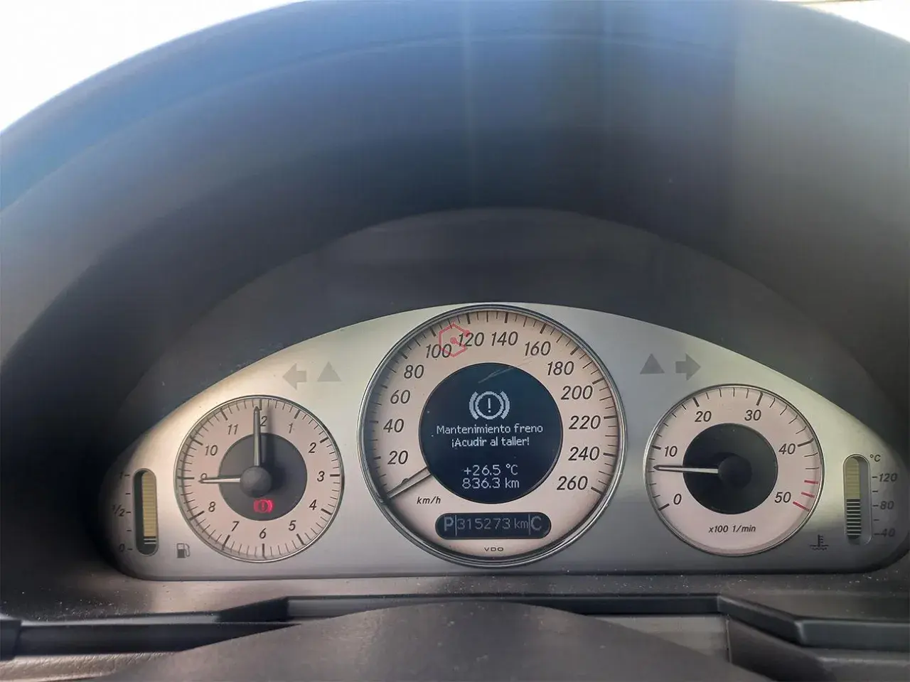 Tablero de Mercedes E 350 CDI con mensaje "Mantenimiento freno ¡Acudir al taller!". Kilometraje: 315273 km.