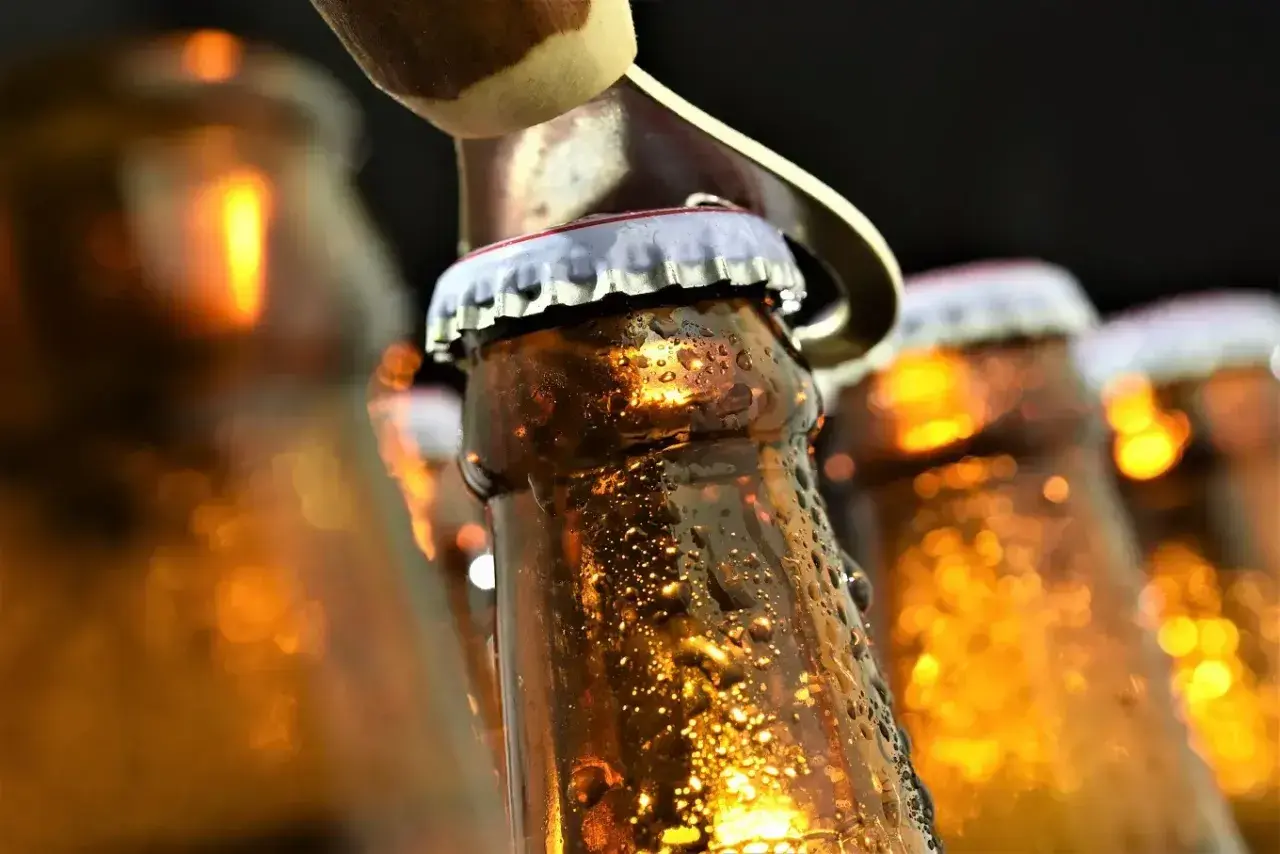 Chłodne piwo w butelkach, gotowe do otwarcia. Zastanawiasz się, ile alkoholu jest w piwie?