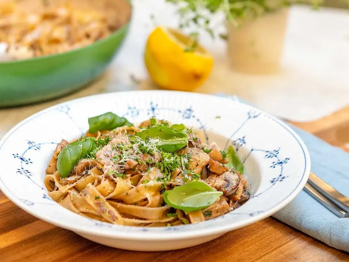 En krämig tagliatelle med svamp och basilika, perfekt för ett snabbt och gott tagliatelle recept.