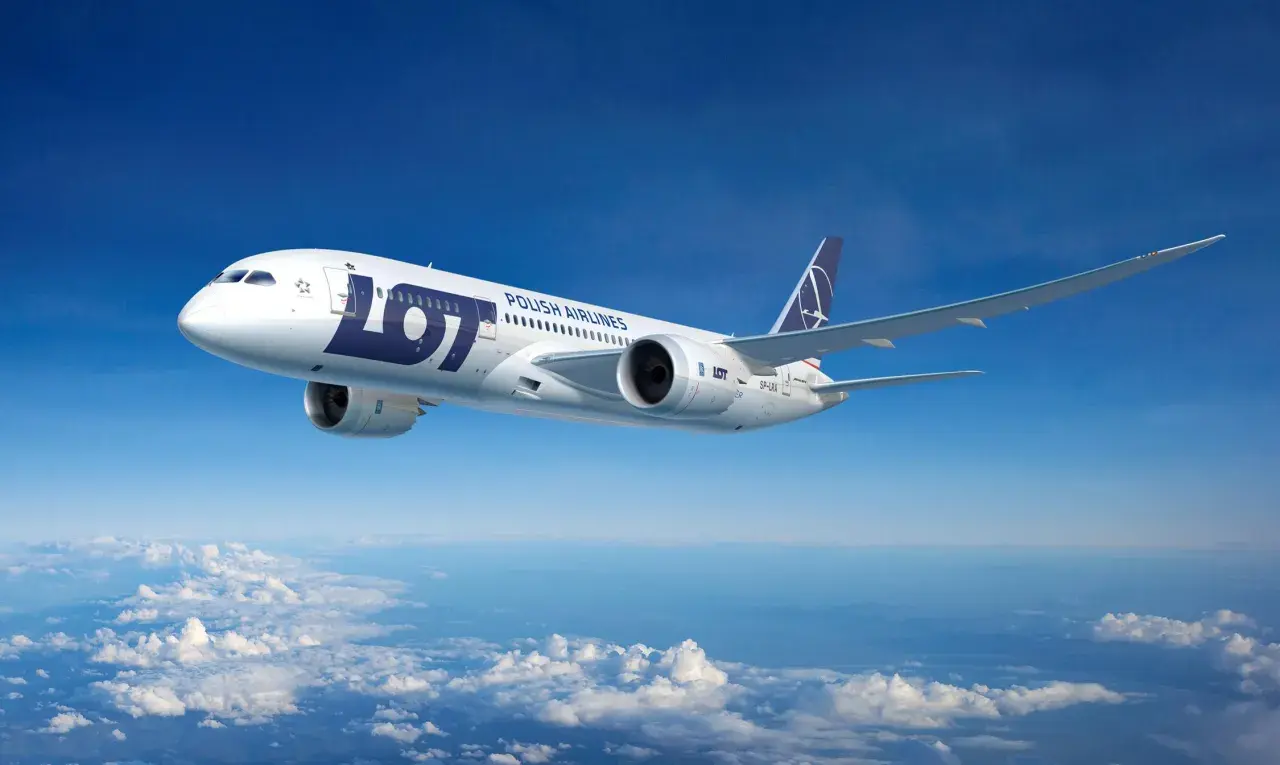 Boeing 787 Dreamliner LOT Polish Airlines, największy samolot pasażerski w Polsce, leci nad chmurami.