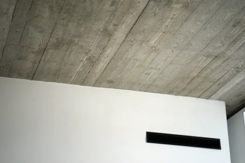 Jak wykończyć sufit betonowy: 5 skutecznych metod dekoracji