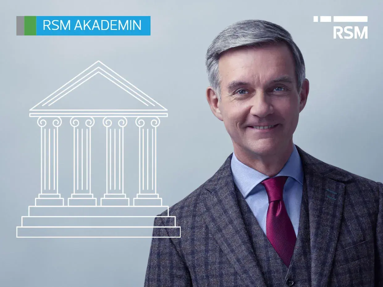Man i kostym ler, med en stiliserad byggnad och texten "RSM AKADEMIN". Han kan vara en expert på verklig huvudman aktiebolag.