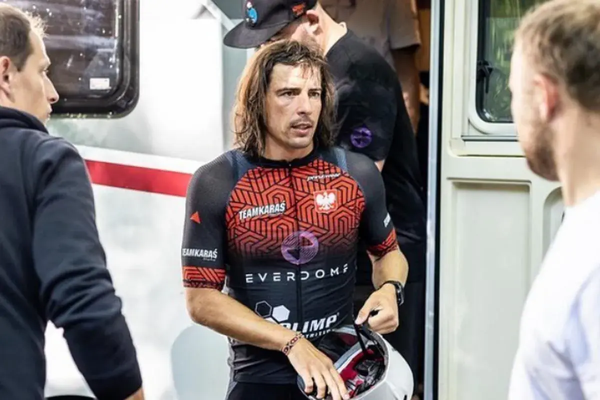 Zawodnik w stroju Teamkaras, przygotowujący się do wyzwania 10 krotny Ironman.