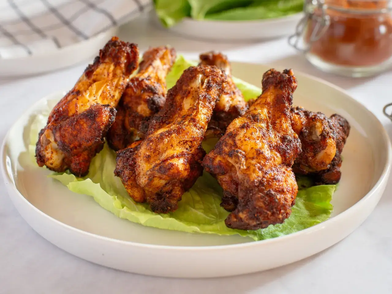 Alette di pollo croccanti e speziate, perfette per uno snack veloce, preparate in friggitrice ad aria.