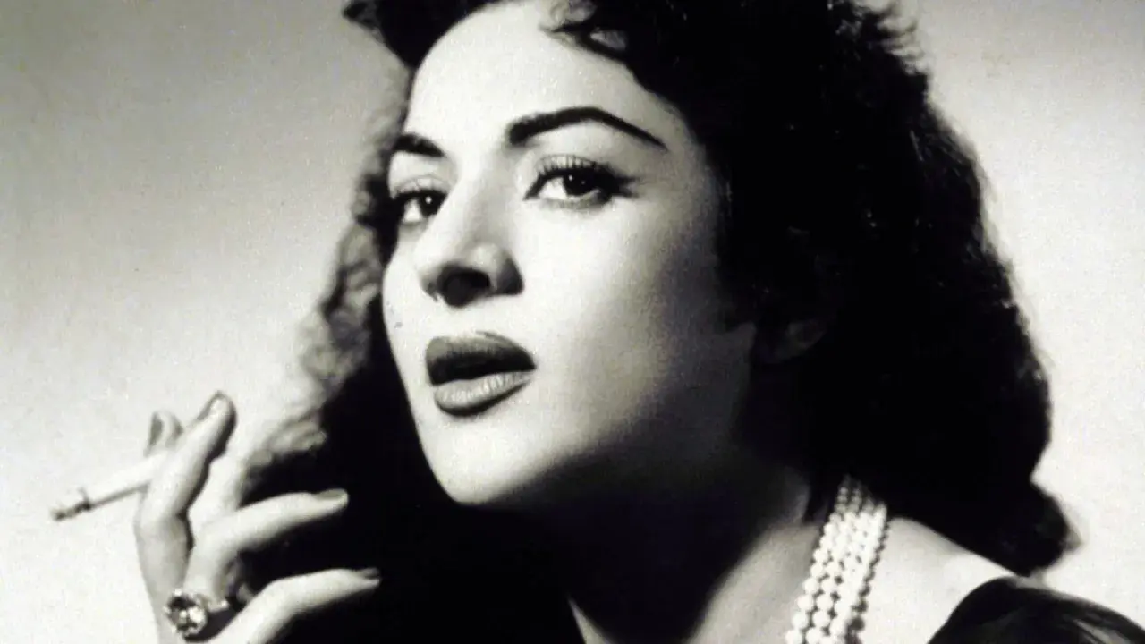 Lola Flores, icónica artista, fumando un cigarrillo. Su lucha contra el cáncer fue un capítulo difícil en su vida.