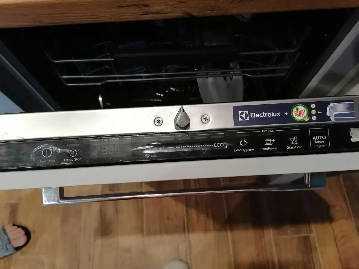 Panel sterowania zmywarki Electrolux z ikonami programów i naklejką Fairy. Czystość to podstawa!