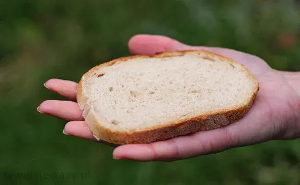 Kromka chleba z masłem: ile ma kalorii? Poznaj liczby