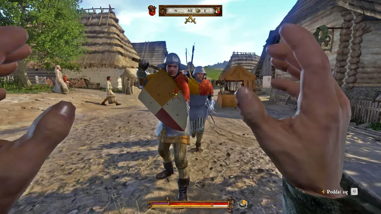 Gracz w Kingdom Come Deliverance, w środku wioski, przygotowuje się do walki. Widok z pierwszej osoby, jakbyś szukał kingdom come deliverance solucja.