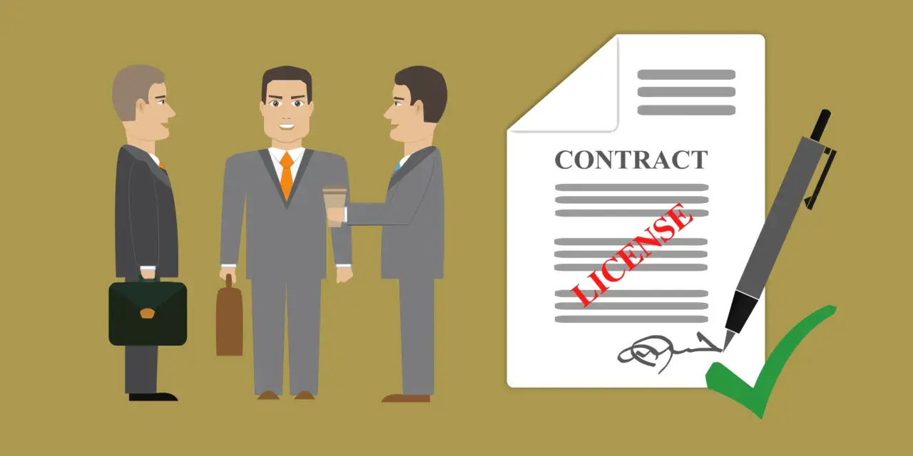 Trzech biznesmenów przygląda się dokumentowi z napisem "CONTRACT" i czerwonym stemplem "LICENSE". Obok widnieje długopis i zielony znacznik.