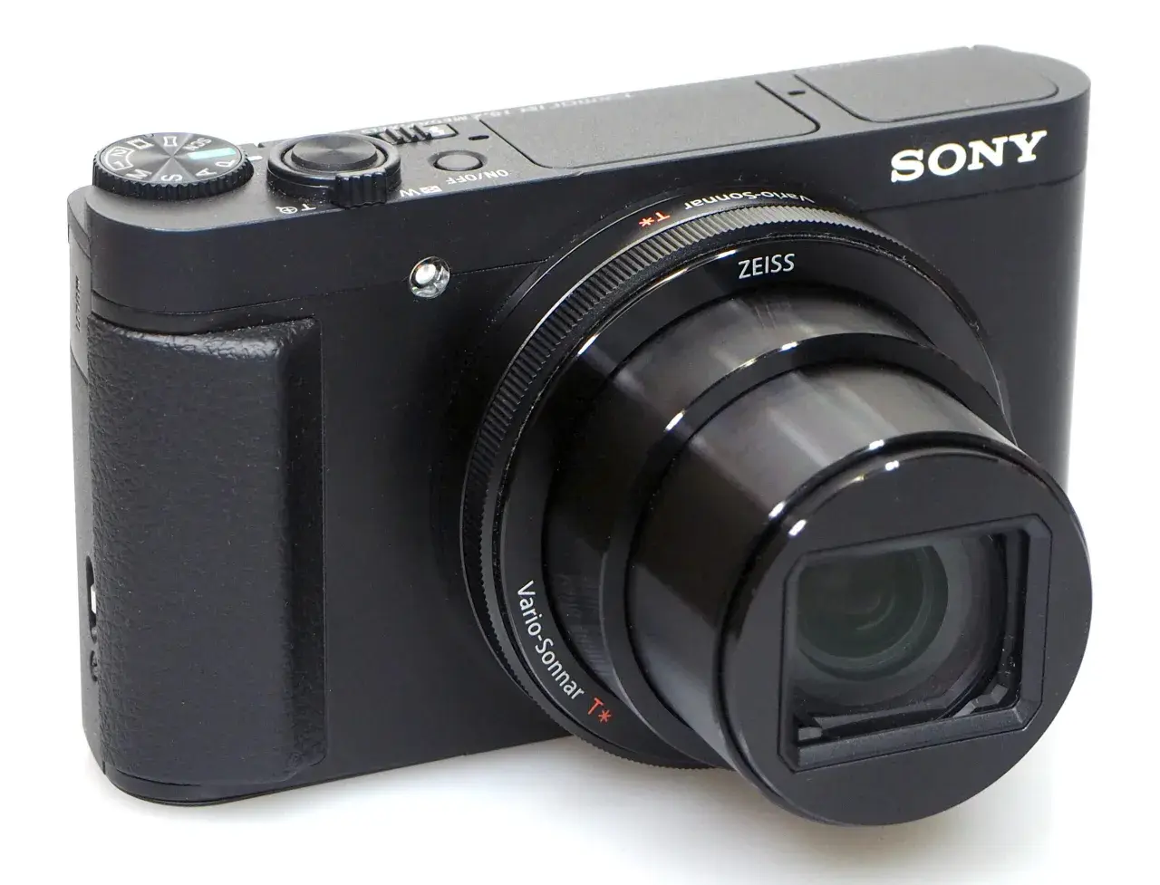 Czarny, dobry aparat kompaktowy z dużym zoomem, z obiektywem Zeiss Vario-Sonnar T*.