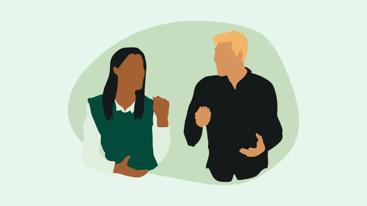 Två personer diskuterar, kanske under en ledarskapsutbildning online gratis.