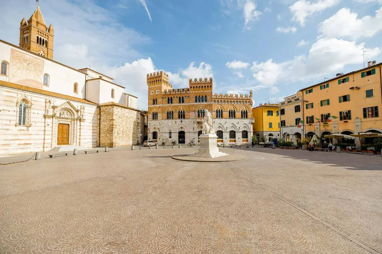 Piazza del Popolo a Grosseto: Duomo, Palazzo Aldobrandeschi e statue. Perfetto per scoprire cosa vedere a Grosseto in un giorno.