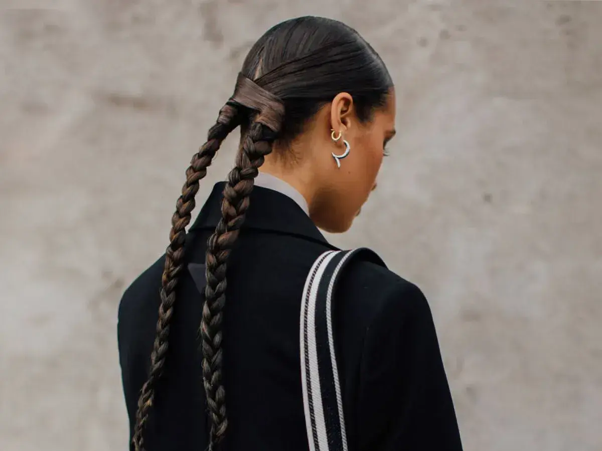 Peinados con coleta alta y trenza, un look moderno y elegante.