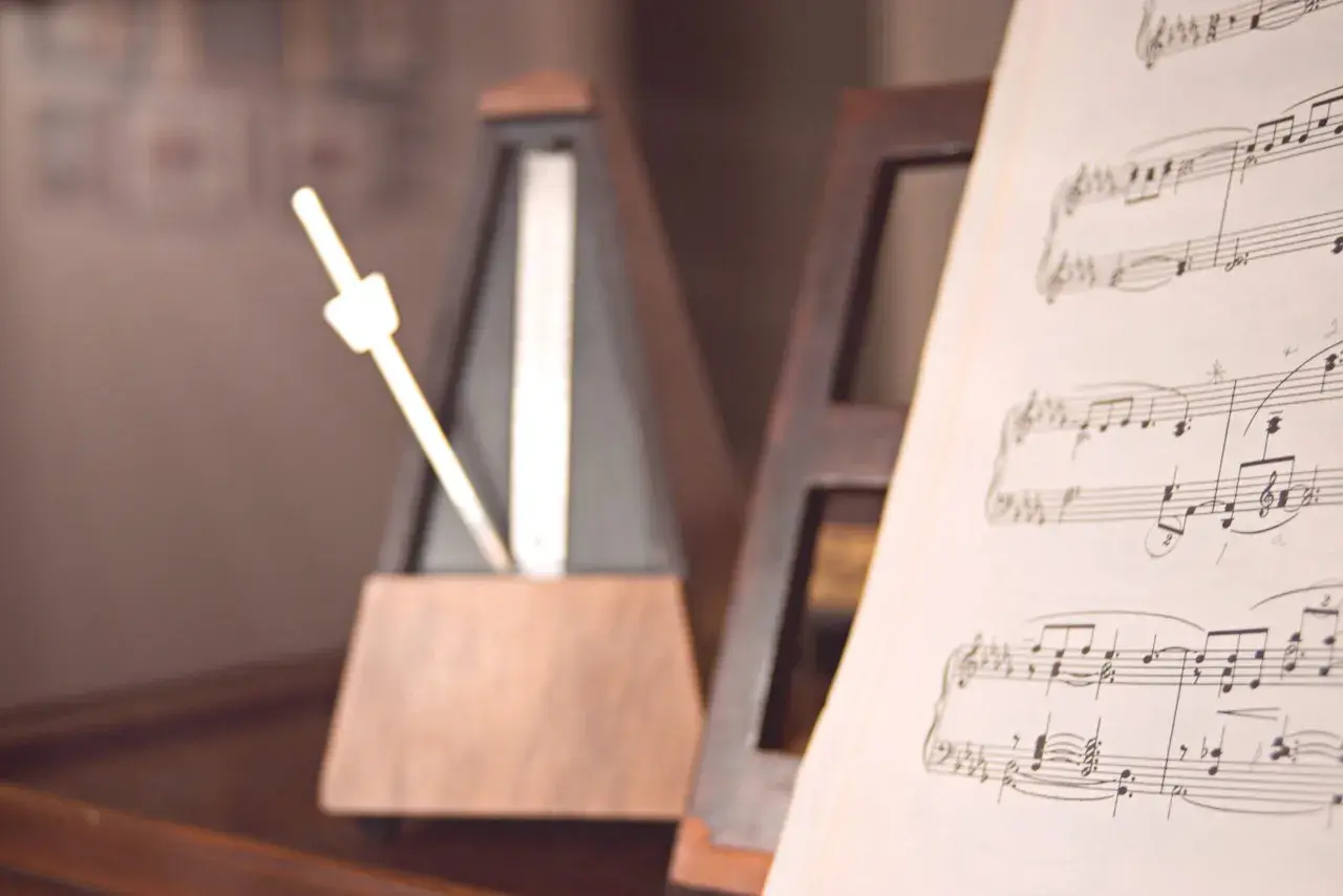 Partition de musique avec un métronome réglé sur un tempo moderato.