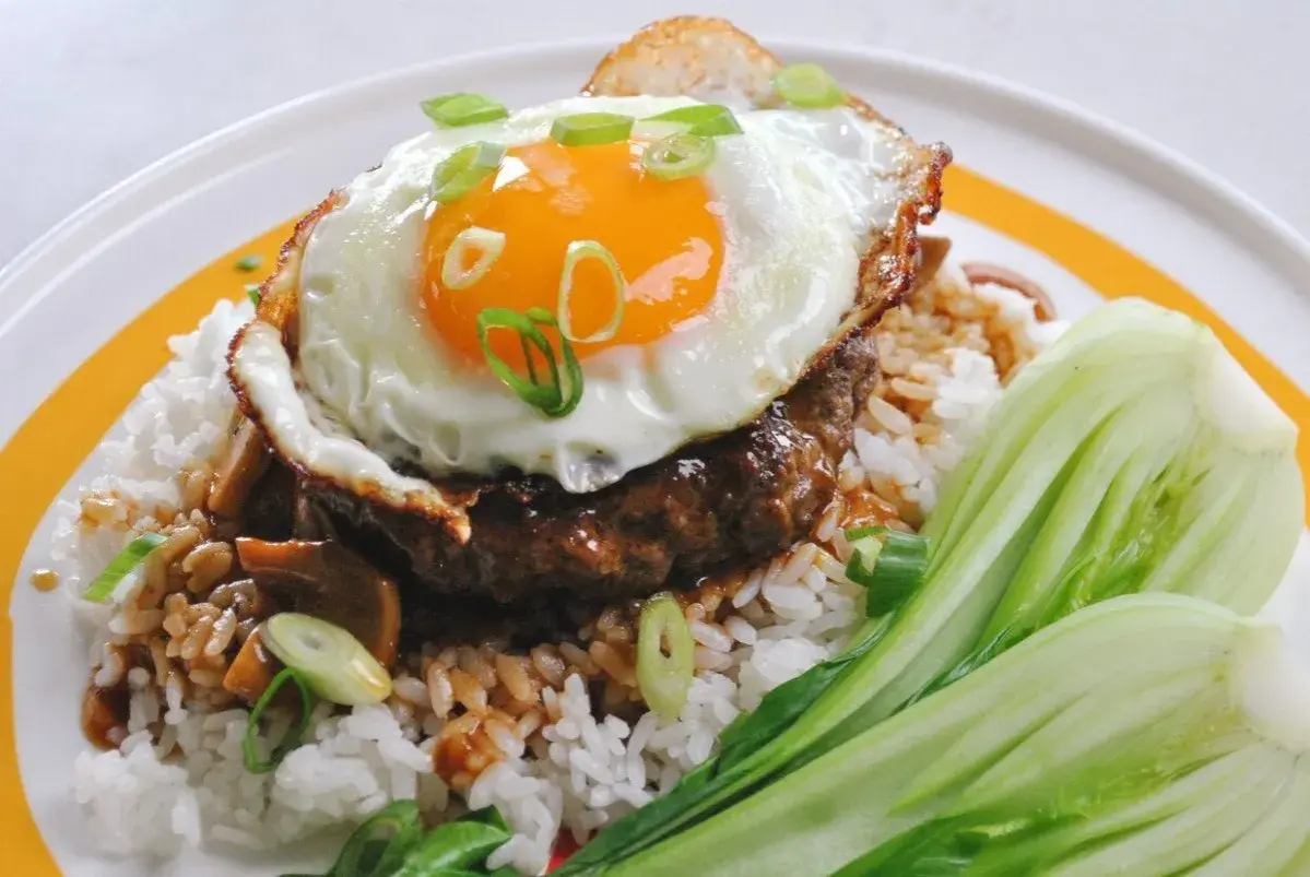 En läcker loco moco med ris, köttpuck, stekt ägg och bok choy.