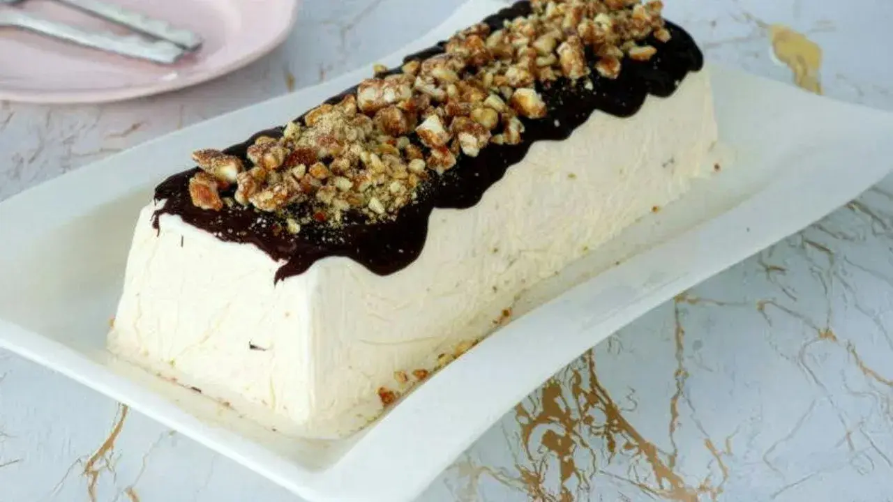 Parfait di mandorle ricetta originale siciliana: un dolce gelato cremoso, ricoperto di cioccolato fuso e granella di mandorle croccanti.