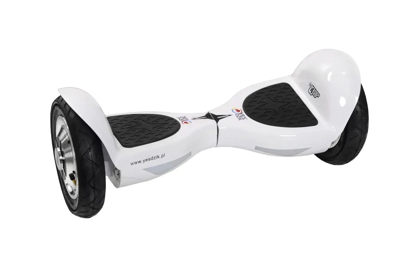 Biały hoverboard, taki jak te, jakie prezenty na komunię dostają dzieci najbogatszych influencerów.
