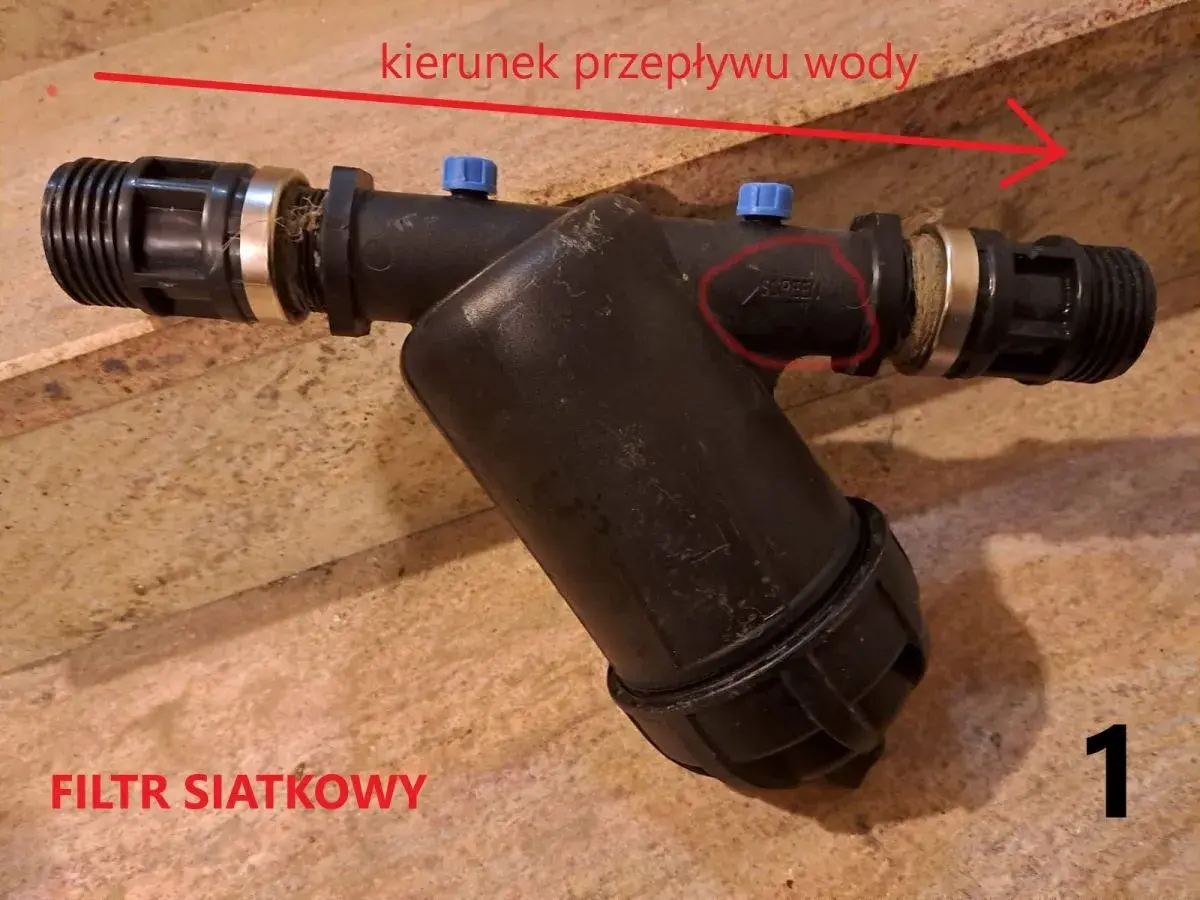 Filtr dyskowy z zaznaczonym kierunkiem przepływu wody. Widoczny symbol "SCREEN" na obudowie.