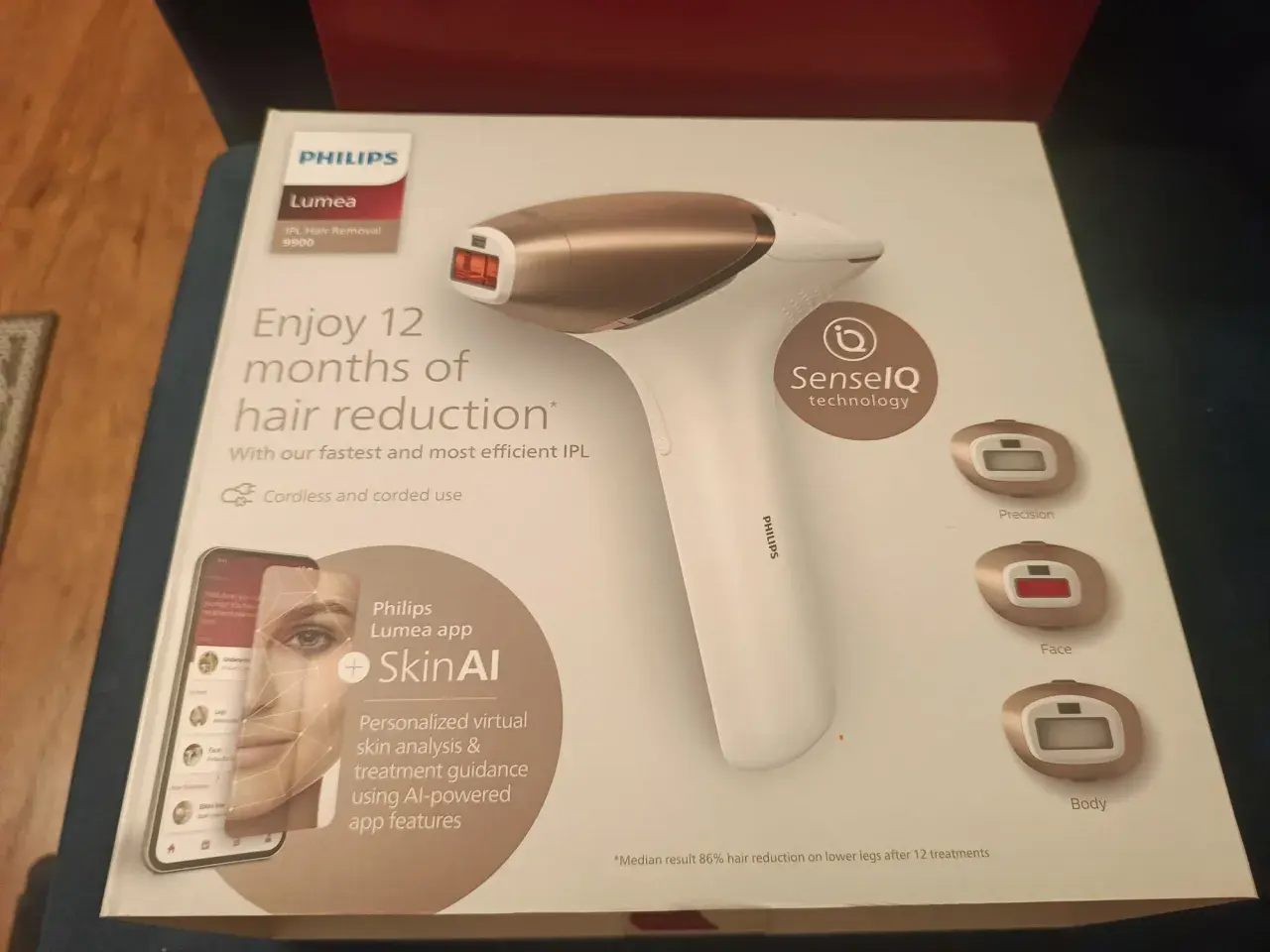 Opakowanie Philips Lumea 9900 z technologią SenseIQ i aplikacją SkinAI. Wiele osób szuka **philips lumea 9900 opinie** przed zakupem.