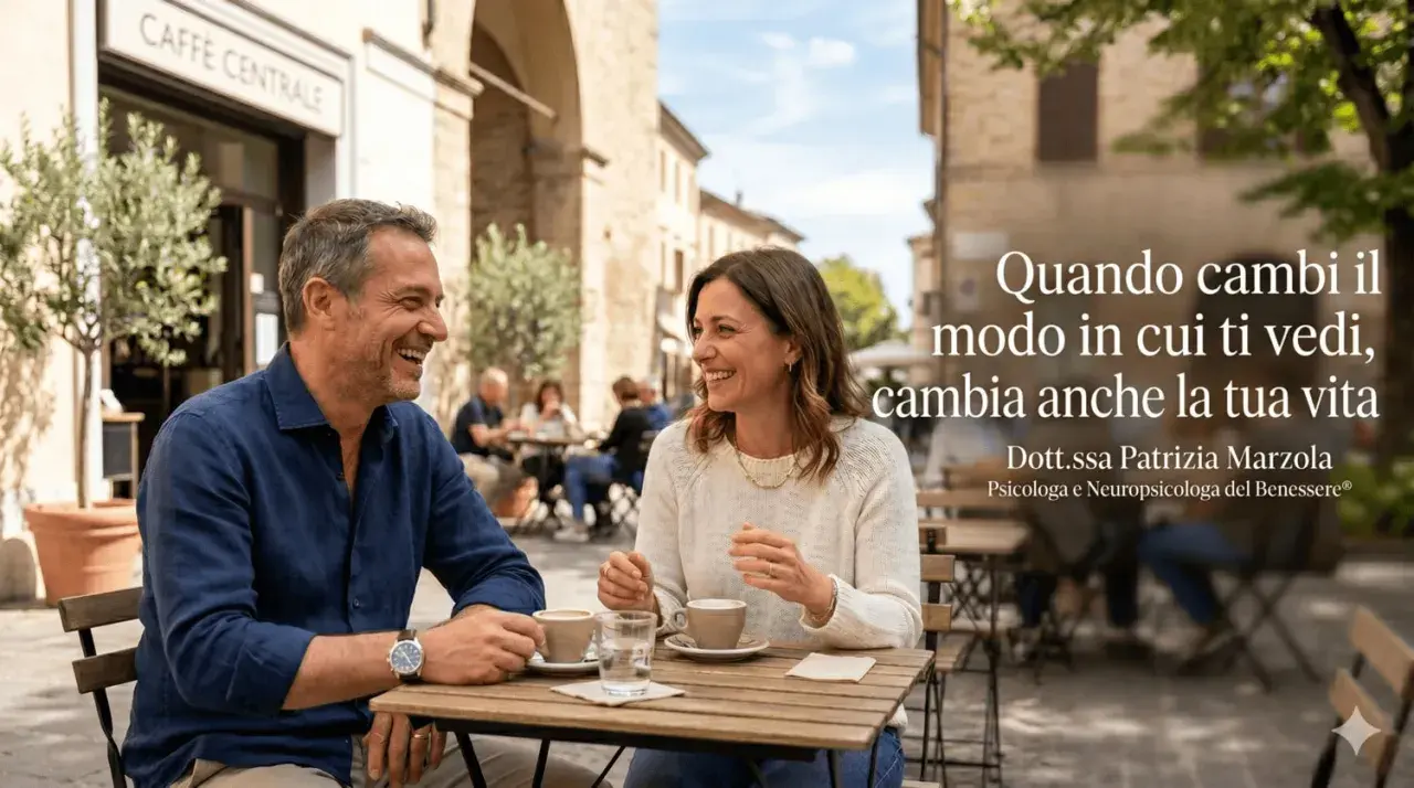 Coppia sorridente al caffè, un esempio di come migliorare l'autostima significato possa trasformare la vita.