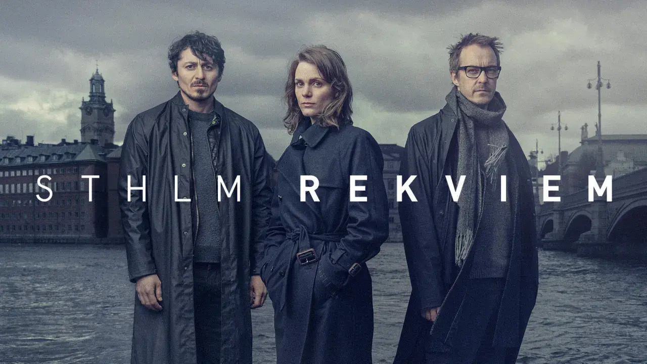 Tre personer står framför en grå himmel och vatten. Texten "STHLM REKVIEM" syns i vitt.