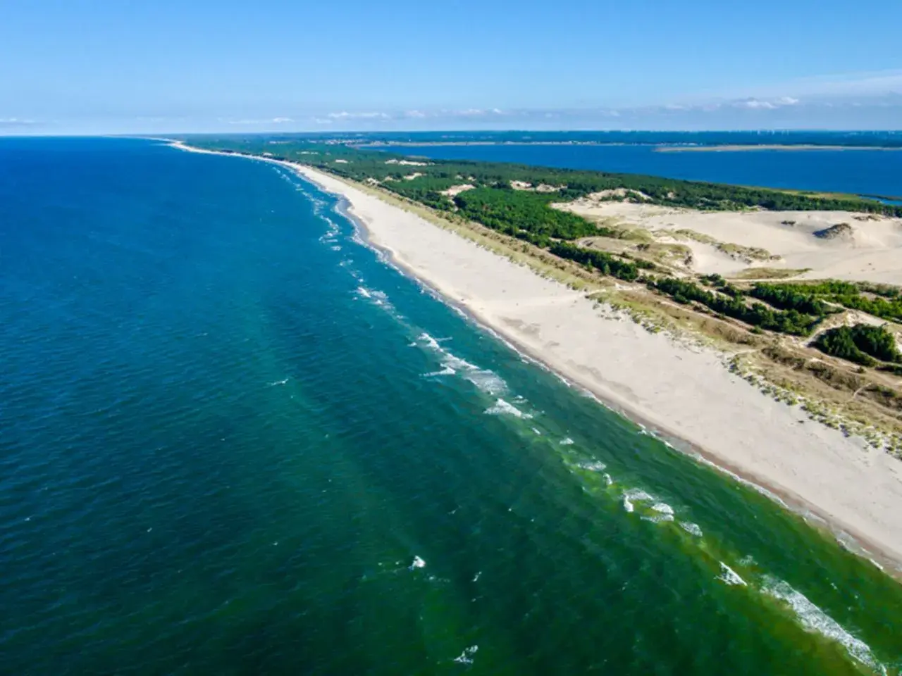 Piękna plaża i morze, idealne na tanie wycieczki weekendowe z Poznania. Długi pas piasku, wydmy i lasy.