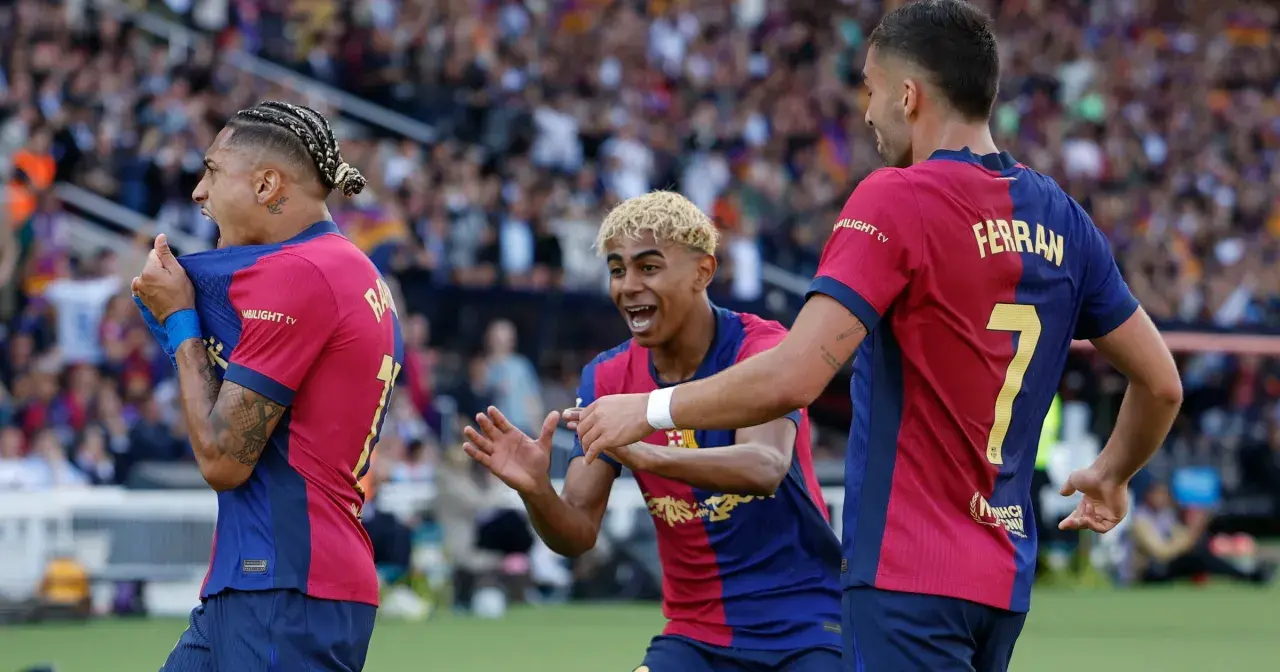 Piłkarze FC Barcelona świętują bramkę. Widać Raphinhę, Ferrana i jednego z młodych zawodników. To ich zwycięskie barcelona ustawienie.