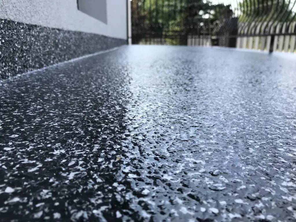 Jak wyrównać balkon pod żywicę - skuteczne metody i materiały