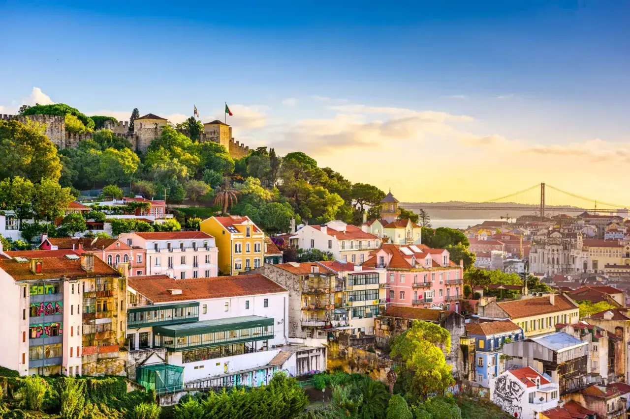 Bunte Häuser und die Burg São Jorge in Lissabon. Entdecken Sie Lissabon Geheimtipps abseits der Touristenpfade.