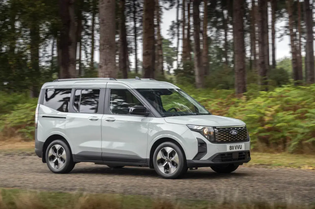 Ford Tourneo Courier, un veicolo versatile per ogni avventura, con diverse ford tourneo courier motorizzazioni per ogni esigenza.